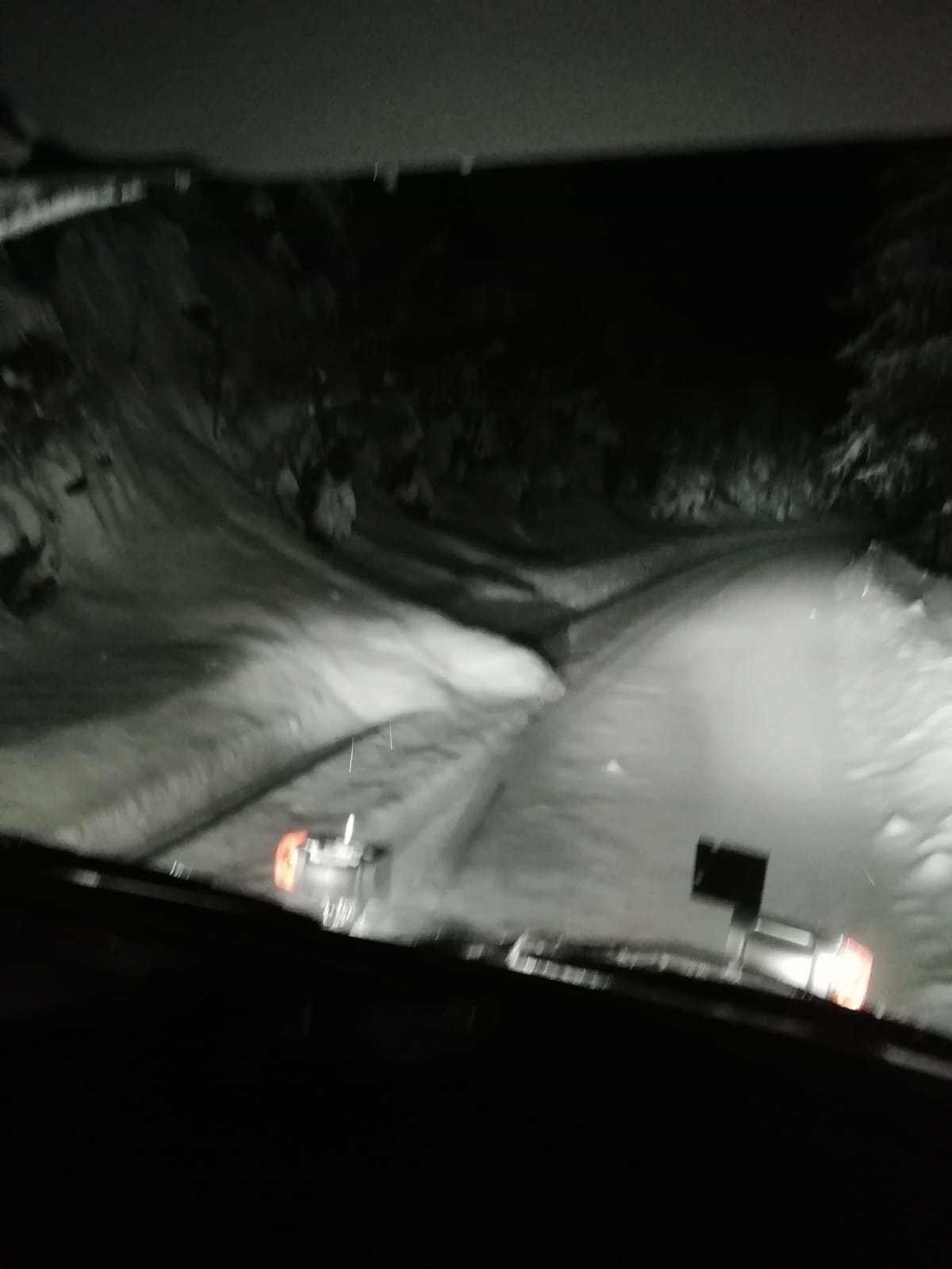 FOTO: Avalanșe pe Transfăgărășan, drumul e blocat de zăpadă