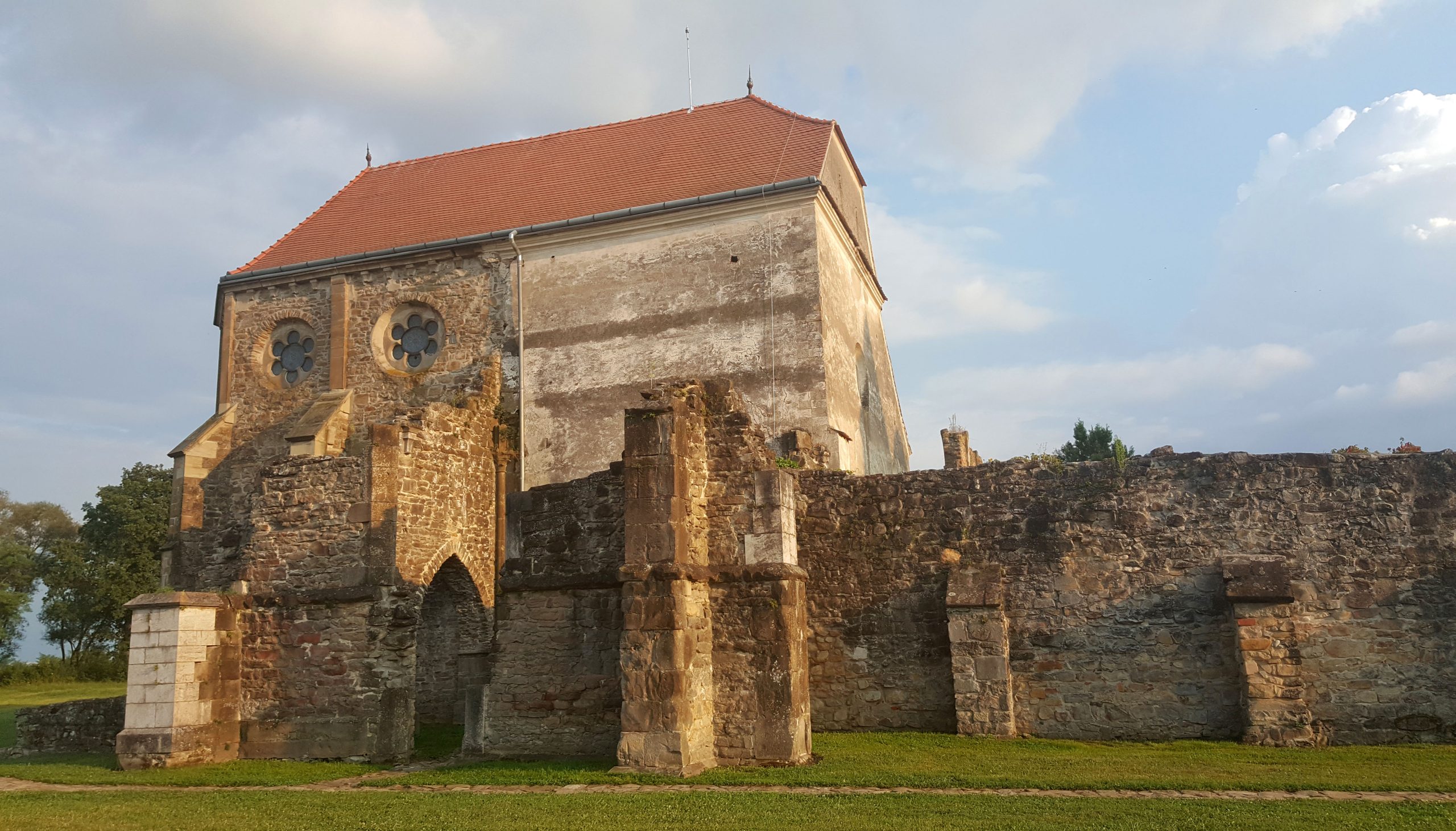 Călător prin România cu Alexandra Cristian. Abația Cârța, singura mănăstire cisterciană din Romania