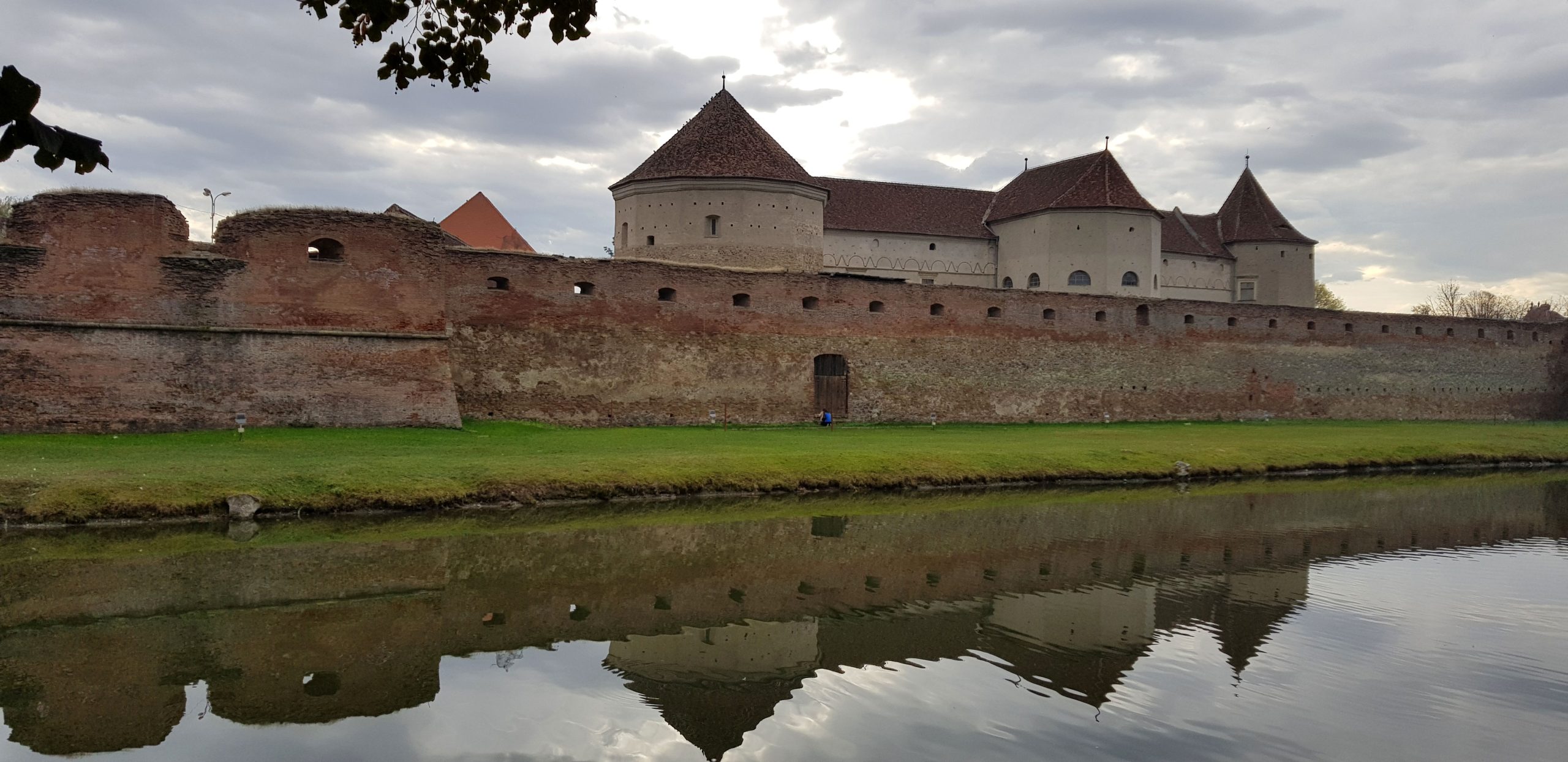 Călător prin România cu Alexandra Cristian. Cetatea Făgărașului, un impunător ansamblu medieval.