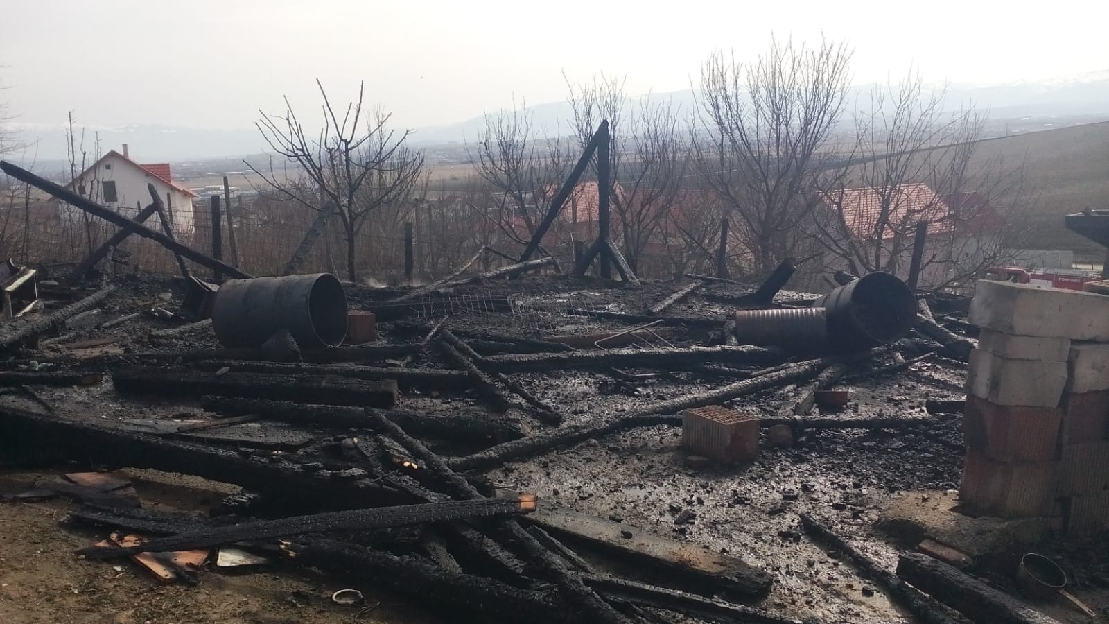 Bărbat de 71 de ani, intoxicat cu fum după ce a încercat să stingă un incendiu