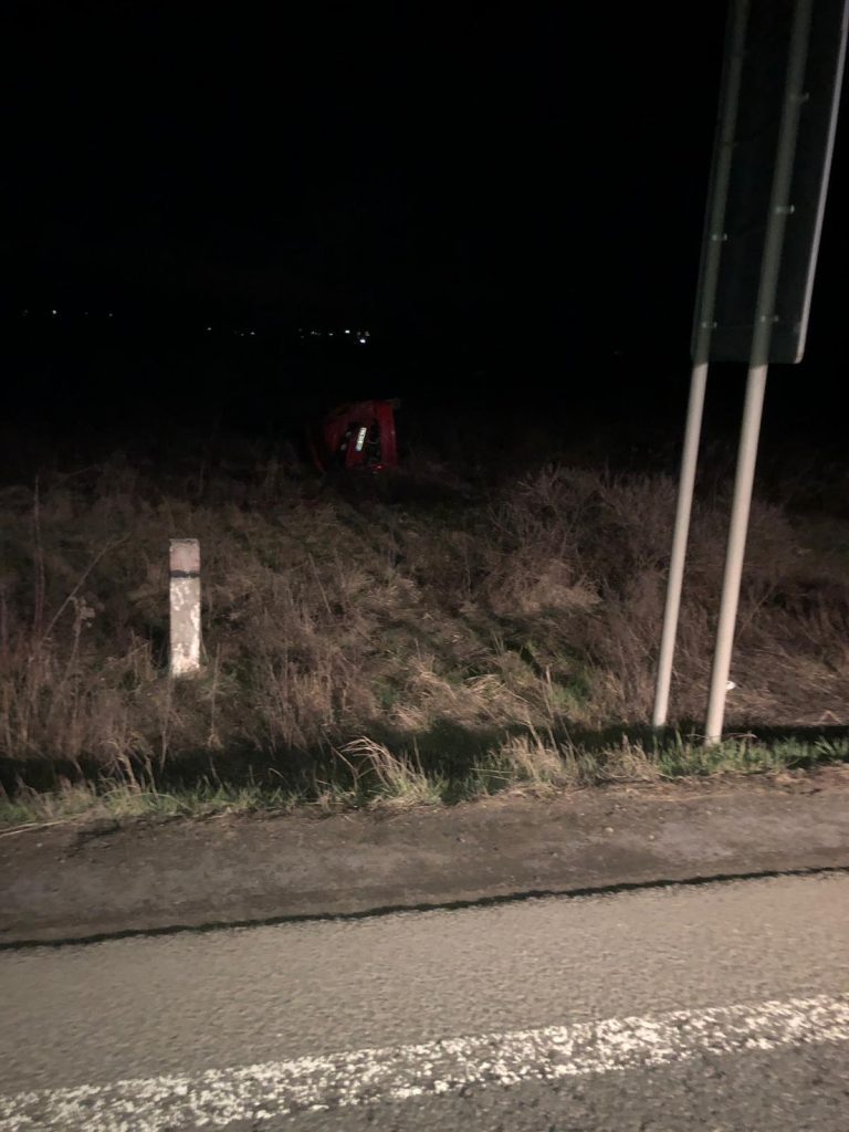 FOTO – Tânăr de 24 ani, fără permis, rănit grav după ce s-a răsturnat cu mașina