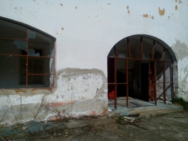 FOTO – Fostul Cerc Militar Mediaș a fost preluat de Primărie. Clădirile se prezintă „ca după război”