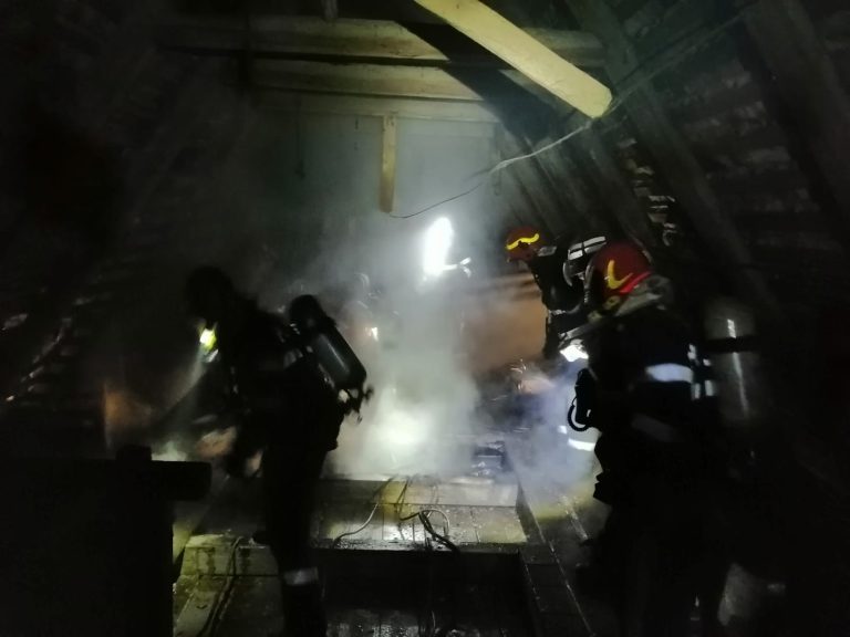 Incendiu la acoperișul unei case