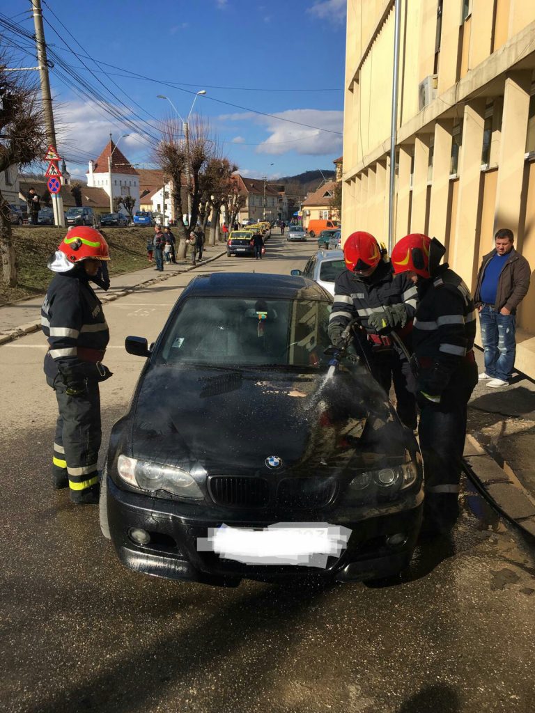 FOTO – Autoturism cuprins de flăcări în Mediaș