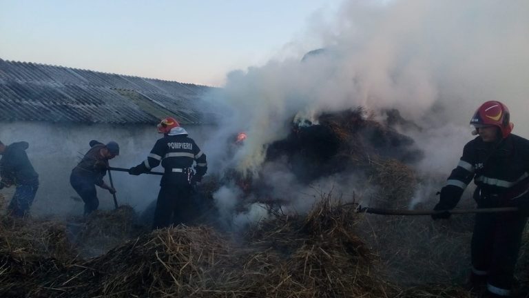 FOTO – Un incendiu a mistuit 15 tone de baloți