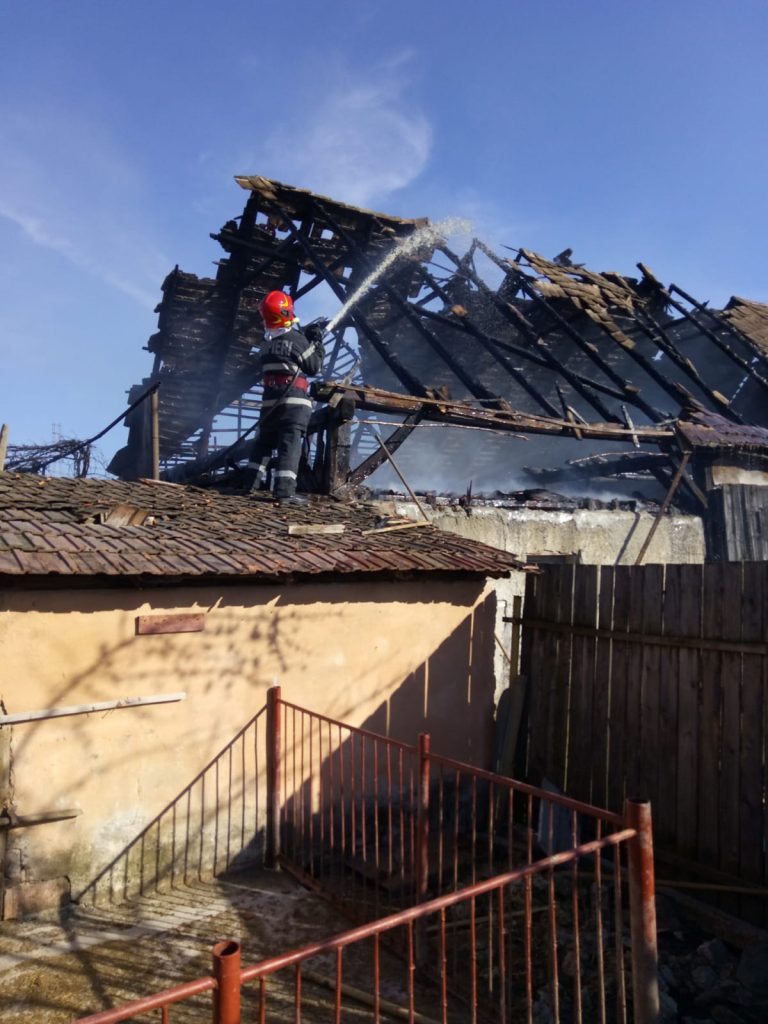 FOTO – Un incendiu puternic a distrus mai multe acoperișuri
