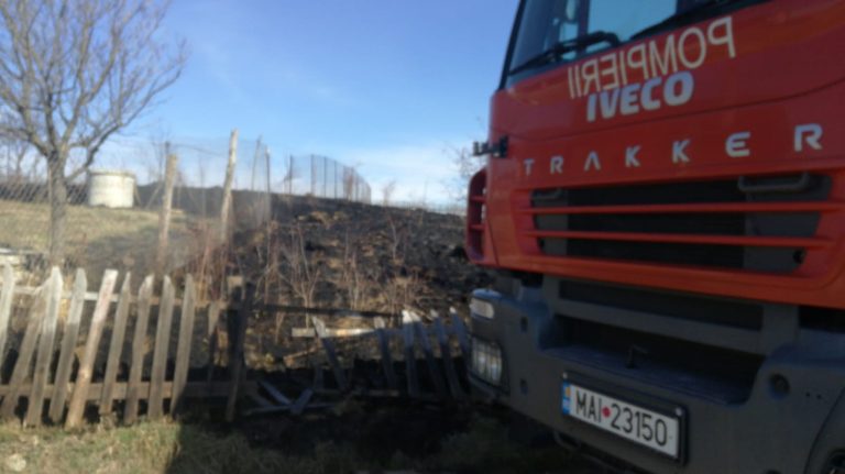 FOTO – Incendiu de vegetație la Săcel. Focul a ajuns la un gard din lemn