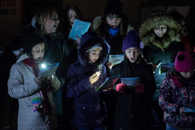 Aproape 1.000 de copii din Sibiu cântă în Piața Mare de Ora Pământului