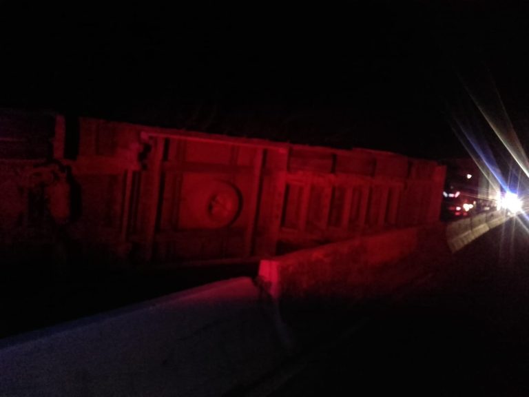 FOTO – Un TIR răsturnat a blocat un sens pe Valea Oltului