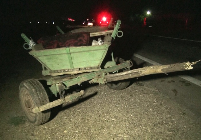 Căruță nesemnalizată, lovită de un autoturism. Două persoane au fost rănite