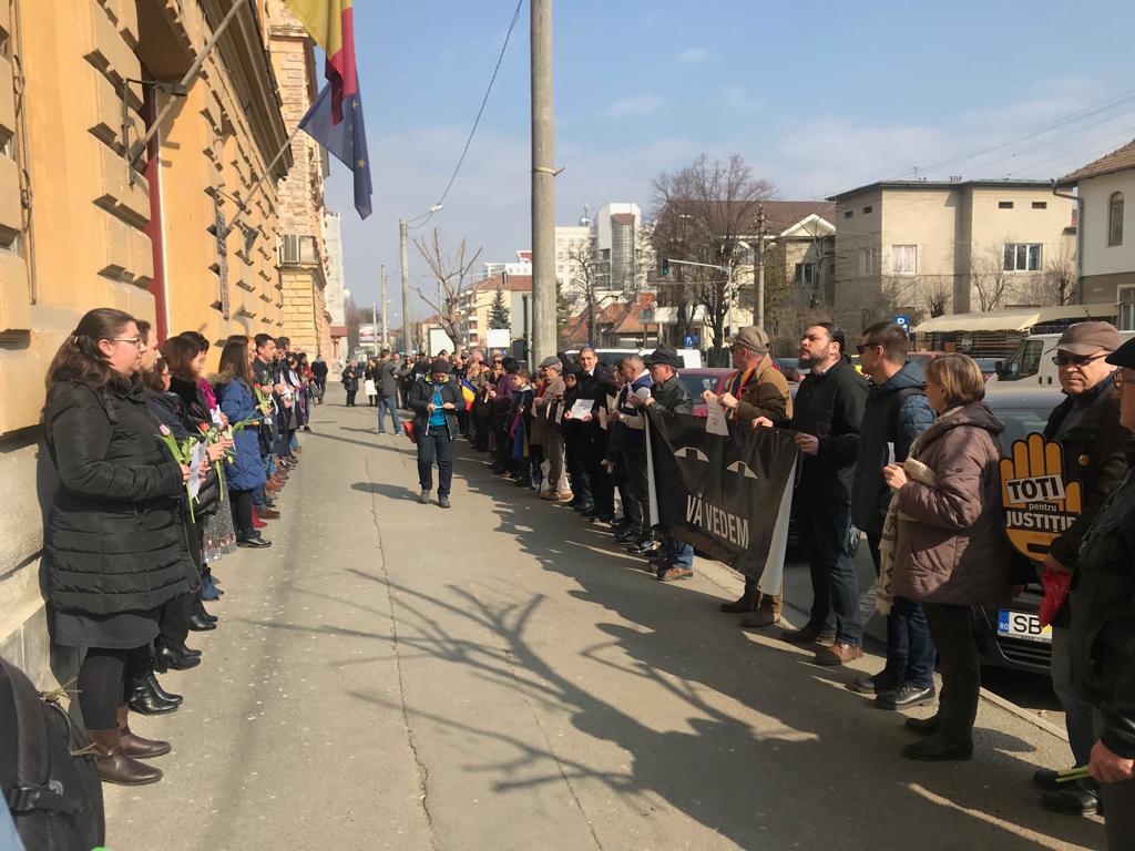 Video: Magistrații față în față cu „Vă vedem” într-un protest împotriva modificării legilor justiției