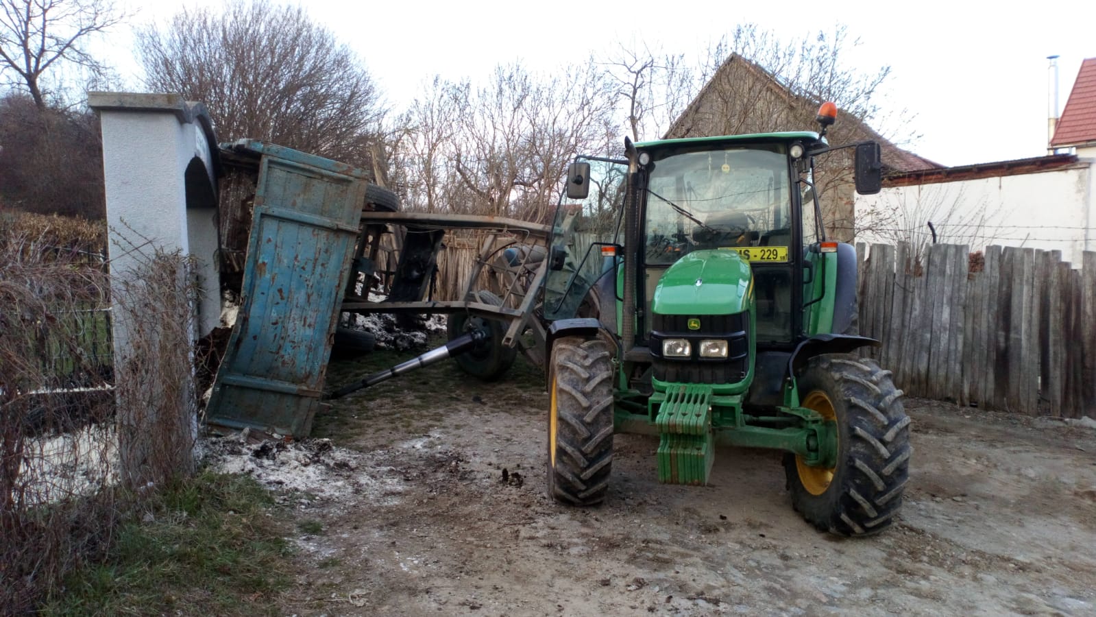 UPDATE / Copil de patru ani, în stare critică după ce remorca unui tractor a căzut peste el