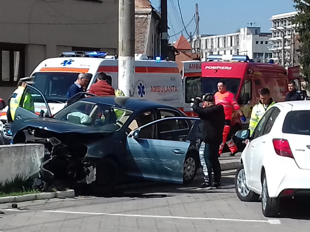 Accident grav pe Teclu, doi copii au fost răniți și un bărbat a rămas încarcerat
