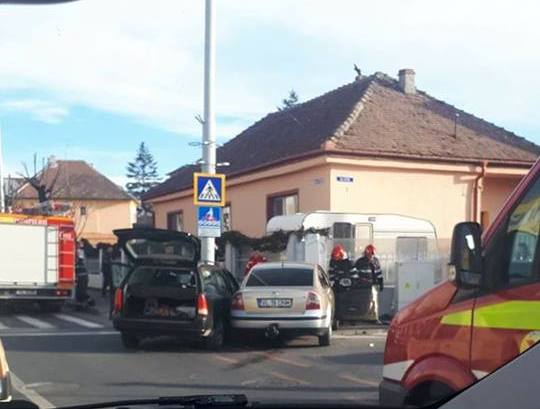 Un șofer de 70 de ani a provocat un accident, o tânără a fost rănită