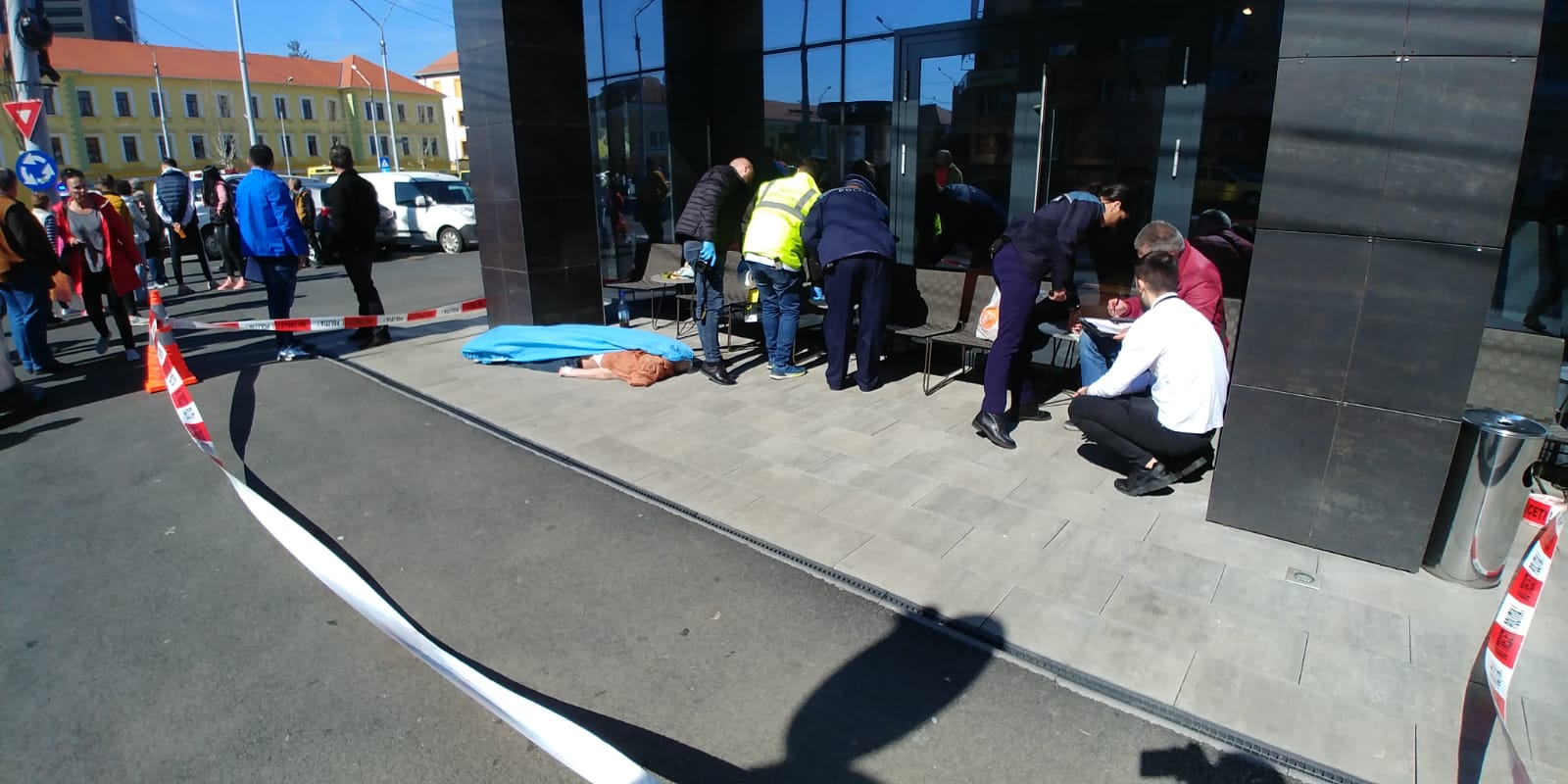 Un bărbat a căzut pe stradă și a murit