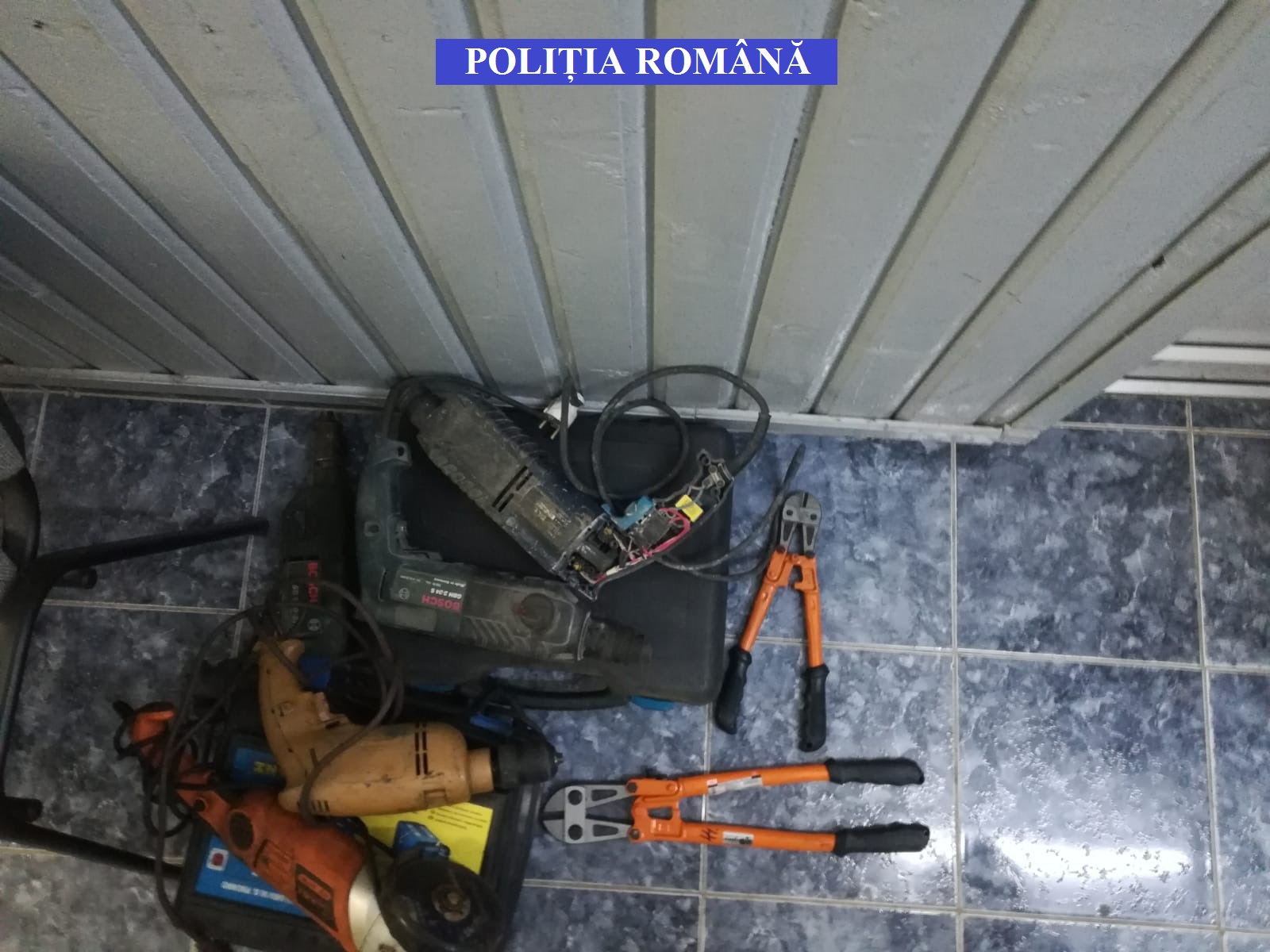 FOTO Doi tineri care au dat spargeri în mai multe locuințe prinși de polițiști