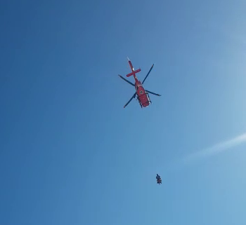 VIDEO Intervenție cu elicopterul pe munte pentru un tânăr care și-a pierdut cunoștința
