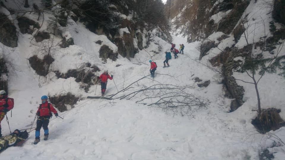 Intervenție a salvamontiștilor la o stână din Jina unde o femeie a fost rănită