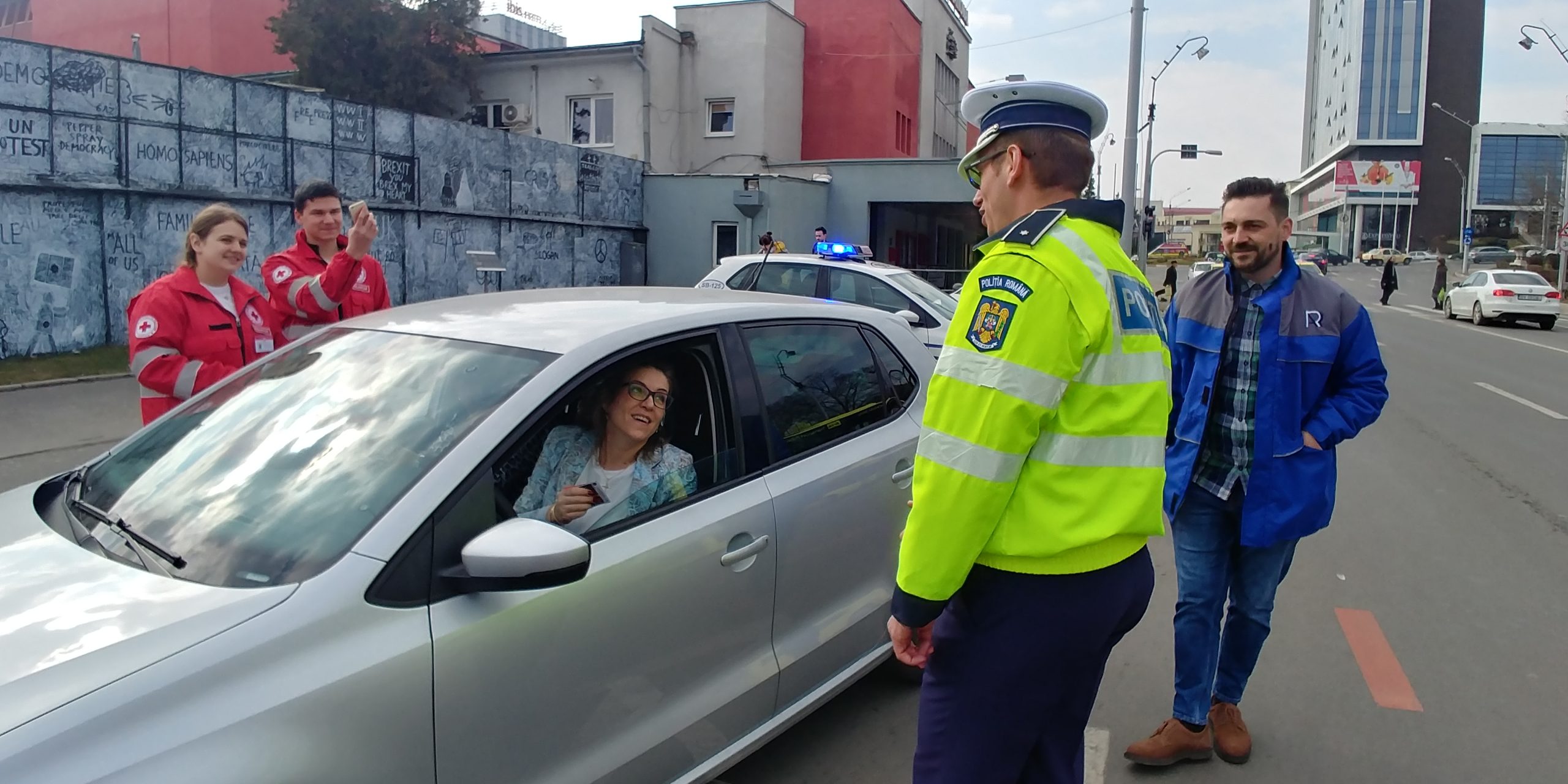 Poliţiştii rutieri au „sancţionat” cu marţişoare sibiencele întâlnite în trafic