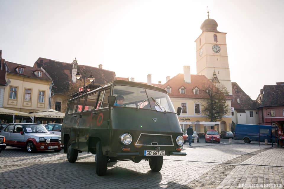 Mașinile de epocă parchează, sâmbătă, în Piața Mare