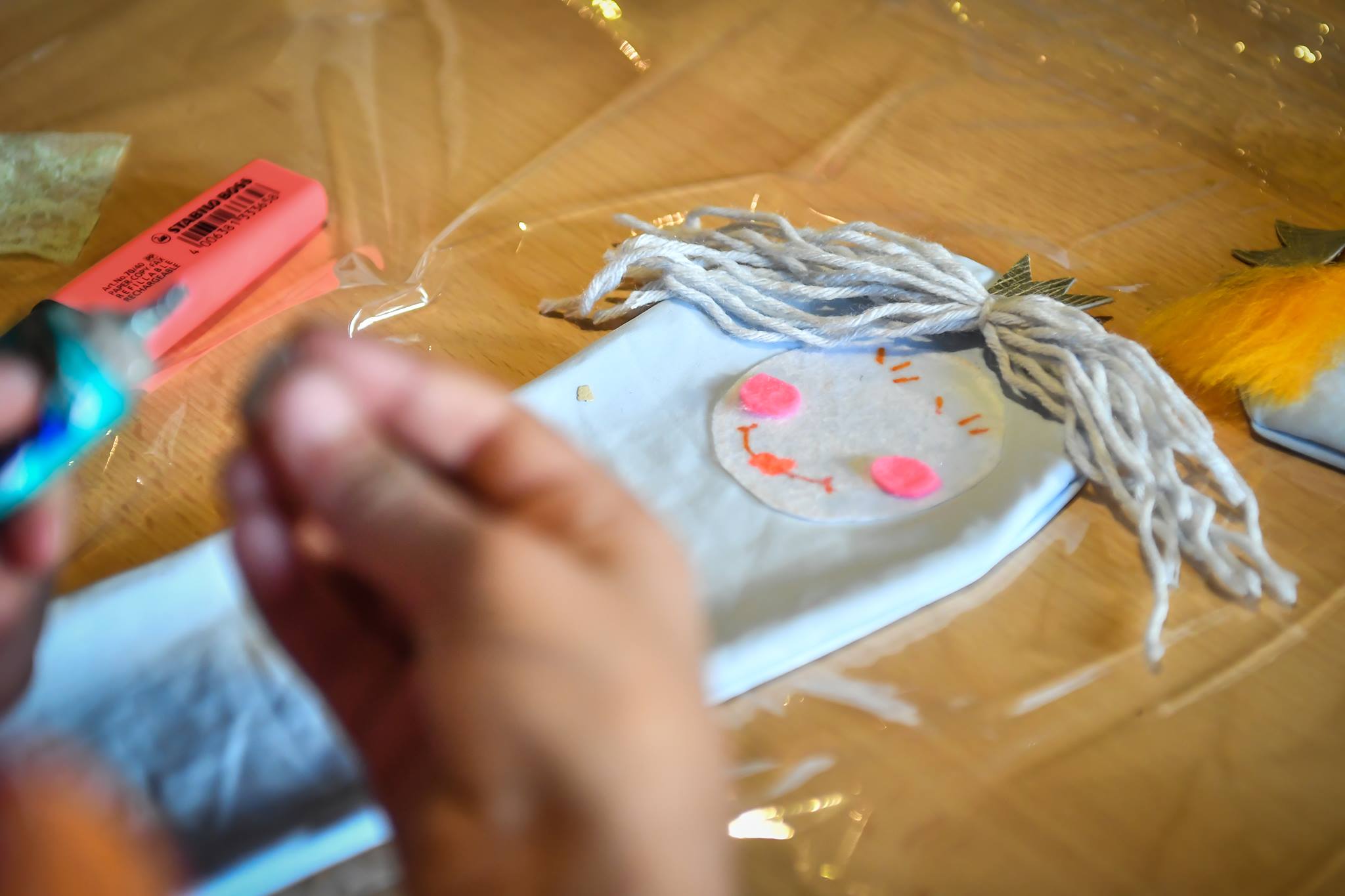 Copiii confecționează „Marioneta Purceluș”, la Teatrul „Gong”