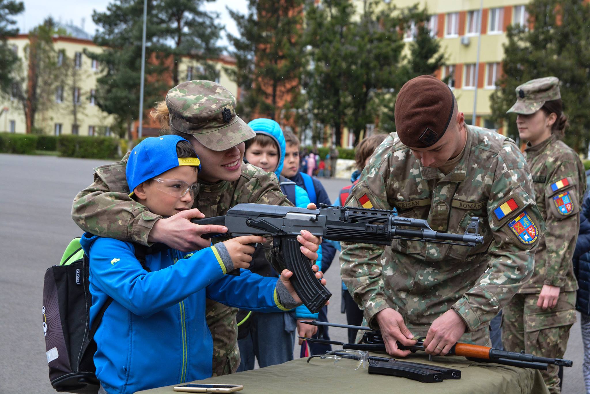 Aproximativ 1.200 de elevi, în vizită la AFT Sibiu, în cadrul programului „Armata – O școală altfel”