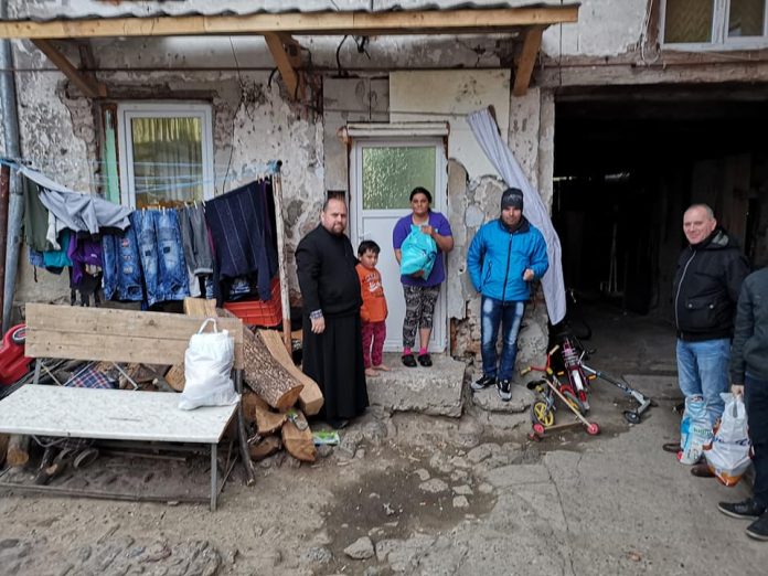 65 de familii nevoiașe din Cisnădie au primit alimente, pentru masa de Paști