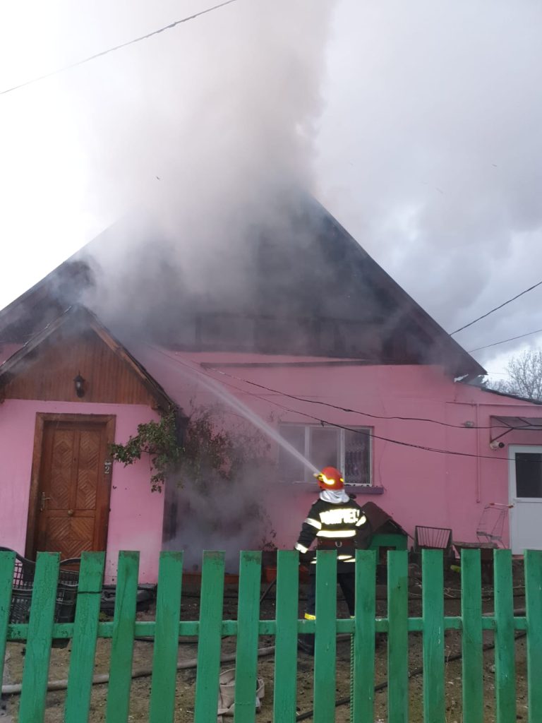 FOTO – Acoperișul unei case, distrus de foc