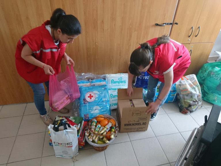 FOTO – Crucea Roșie Mediaș a ajutat zeci de familii înainte de Paști