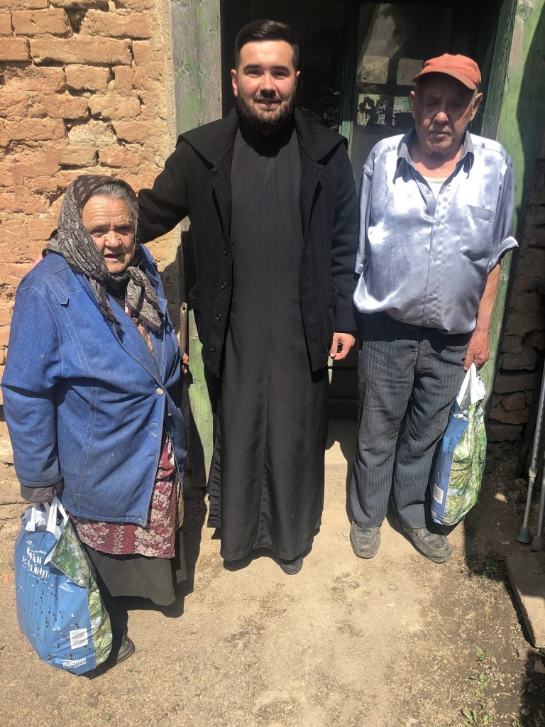 FOTO – Persoanele nevoiașe din Mălâncrav au primit alimente pentru masa de Paști