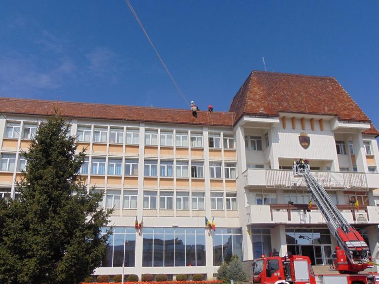 FOTO – Toți angajații Primăriei Mediaș au fost evacuați