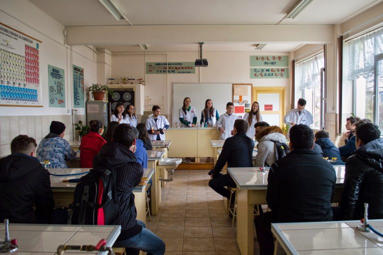 Viitorii absolvenți ai claselor a VIII-a pot fi „Liceeni pentru o zi”