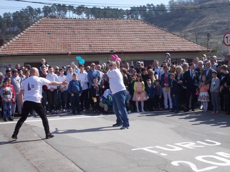 Tradițiile Mediașului merg mai departe: Oină și țuru în prima zi de Paști