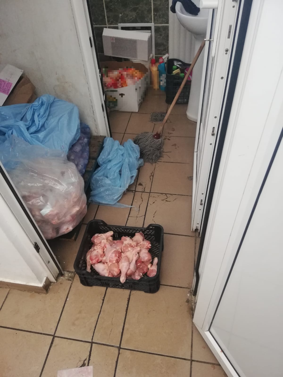 Carne depozitată în toaletă și peste 300 de ouă expirate descoperite în urma unor controale
