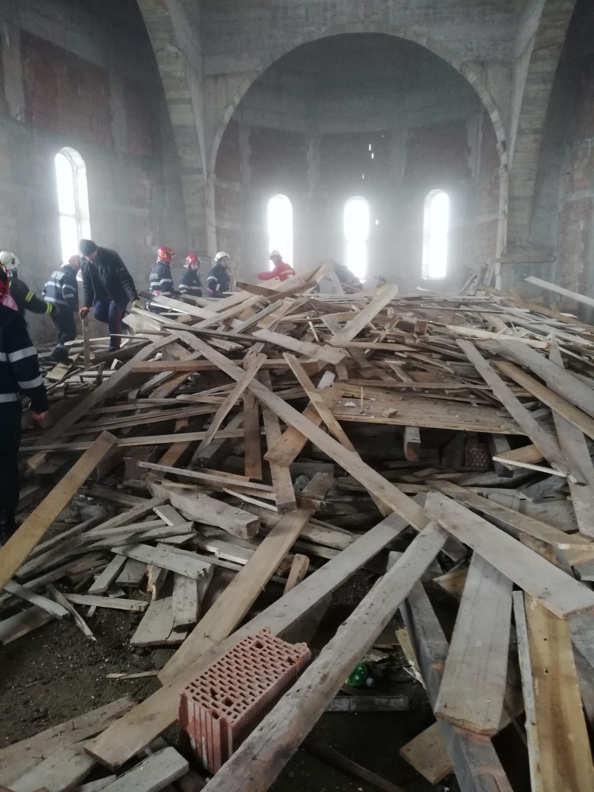 VIDEO O schelă s-a prăbușit peste un muncitor care lucra la construcția unei biserici