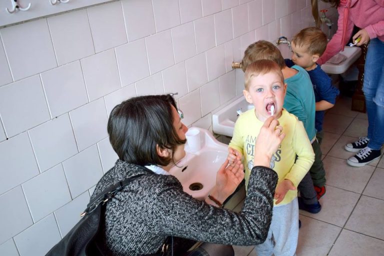 FOTO – Programul “Periuța de dinți” va fi extins și la elevii din ciclul gimnazial