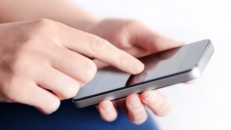 Elevii nu vor mai avea voie cu telefoane, ceasuri inteligente și tablete la ore. Unde se va aplica măsura