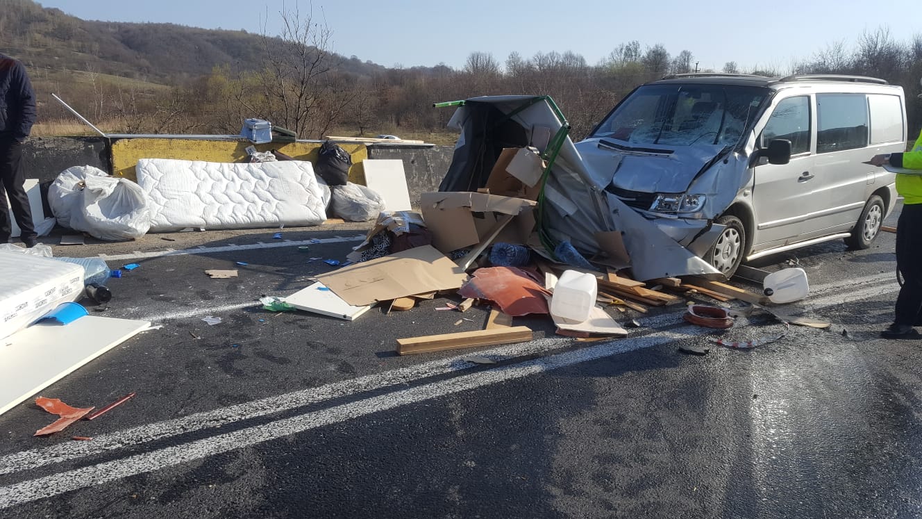 FOTO Trafic blocat complet pe DN1, în urma unui accident soldat cu două persoane rănite
