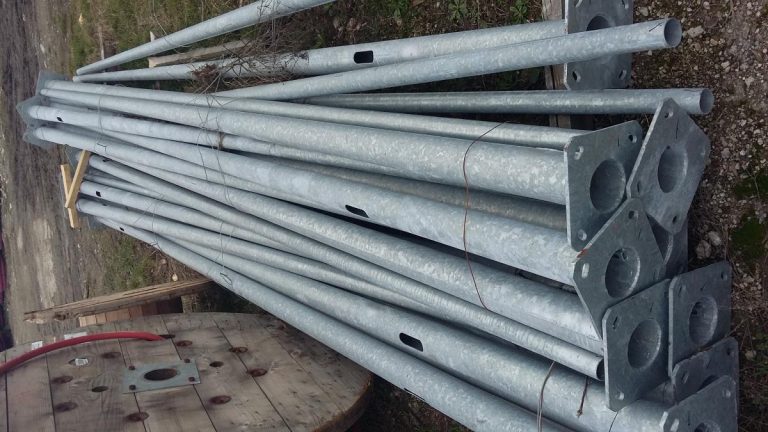 Au furat zeci de stâlpi dintr-o fostă fermă