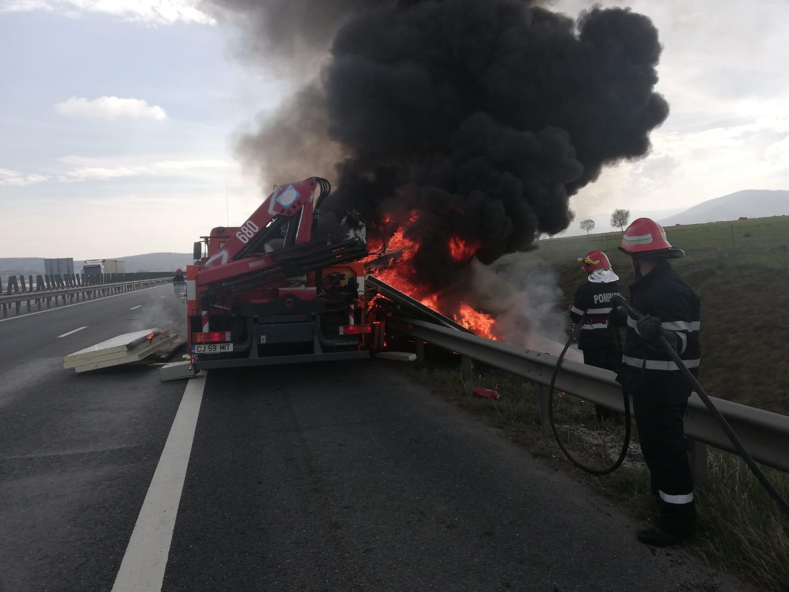 FOTO: Incendiu pe autostradă. Un camion cu materiale de construcții a luat foc
