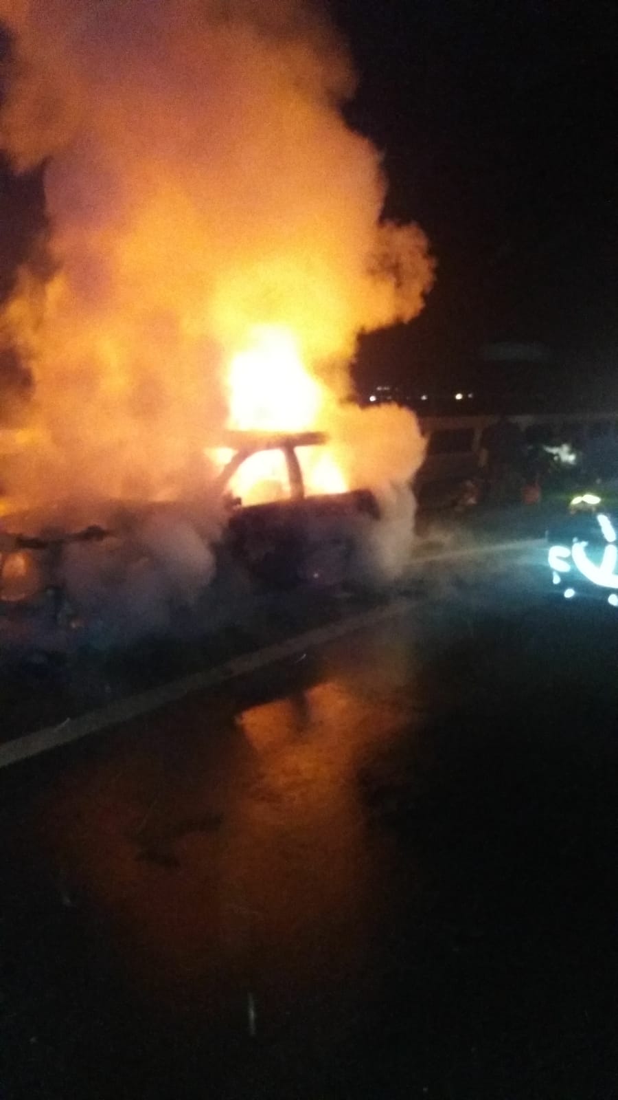 FOTO & VIDEO: O mașină a ars ca o torță pe autostradă, pompierii au intervenit de urgență