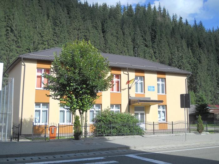 Sibiul primește bani pentru a rezolva problema toaletelor din curtea școlii