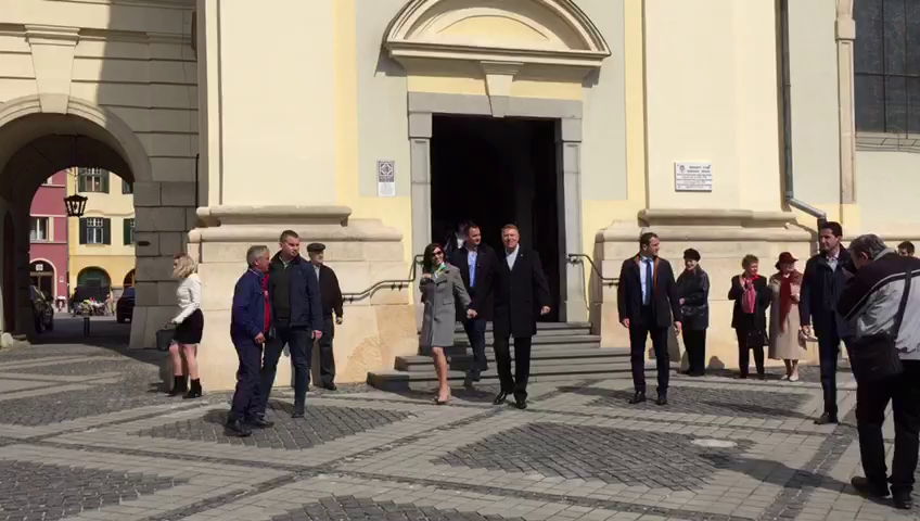 VIDEO: Președintele Klaus Iohannis, la slujba de Paște, la Biserica Romano-Catolică din Sibiu