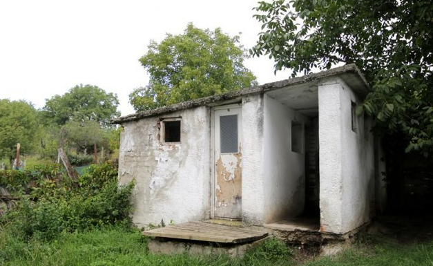 Tragedie: un copil de numai 3 ani și-a pierdut viața după ce a căzut în fosa din curtea școlii