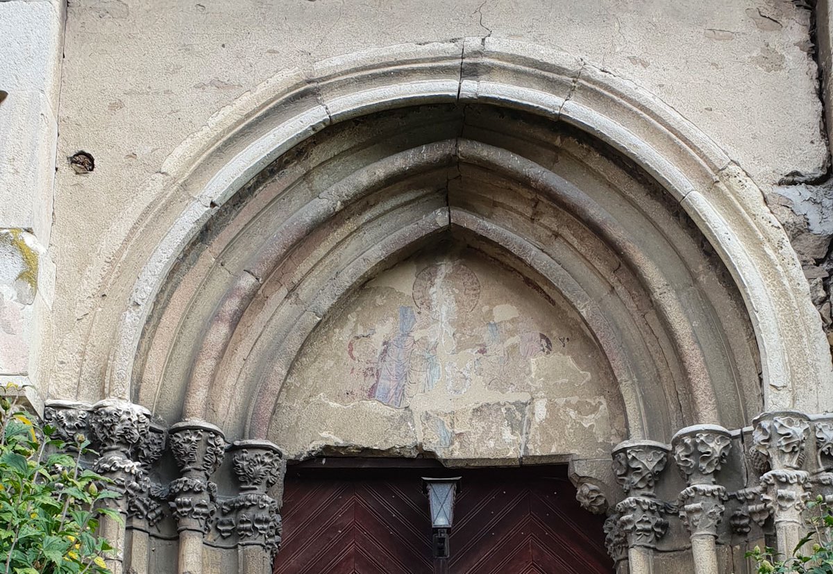 Călător prin România cu Alexandra Cristian.Biserica fortificată din Dârlos. Arhitectură gotică, picturi murale și inscripții romane.