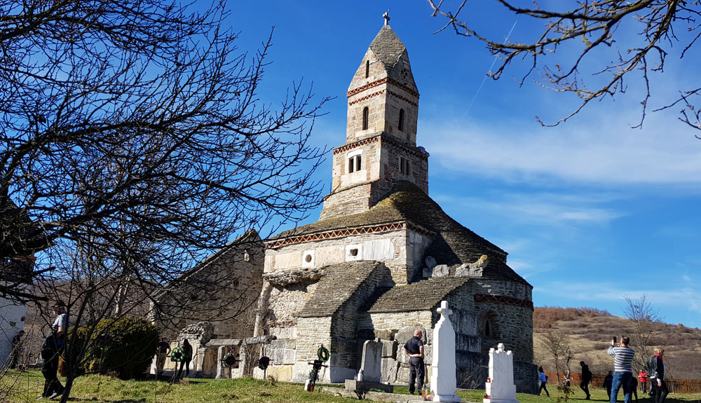 Călător prin România cu Alexandra Cristian. Biserica de piatră din Densuș, Hunedoara