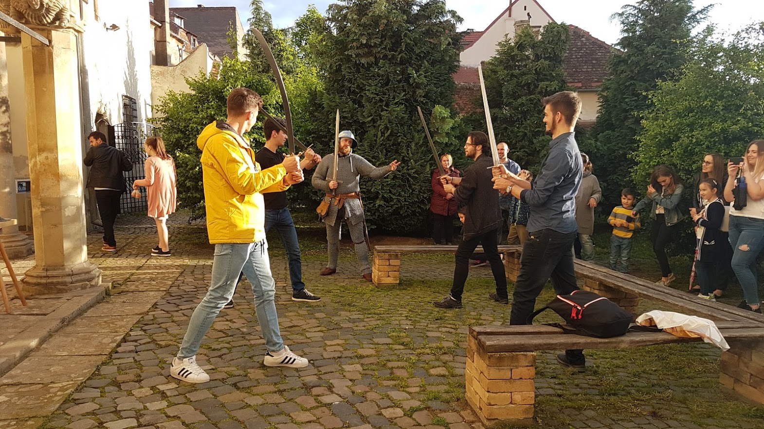 Demonstrații de tăieturi cu spadă, de Ziua Copilului, la Muzeul de Istorie