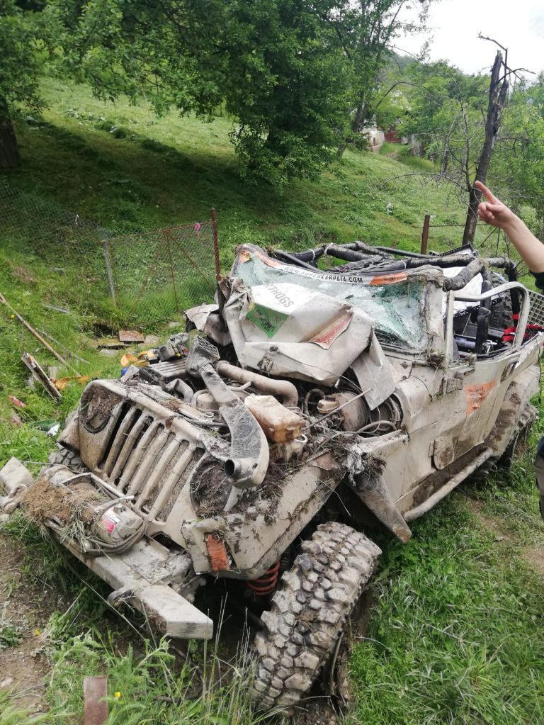 FOTO – Doi elvețieni răniți pe Valea Lotrioarei. Ambulanța care transporta una dintre victime, lovită la Boița
