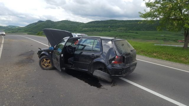 FOTO – Două persoane rănite într-un accident rutier pe DN 14