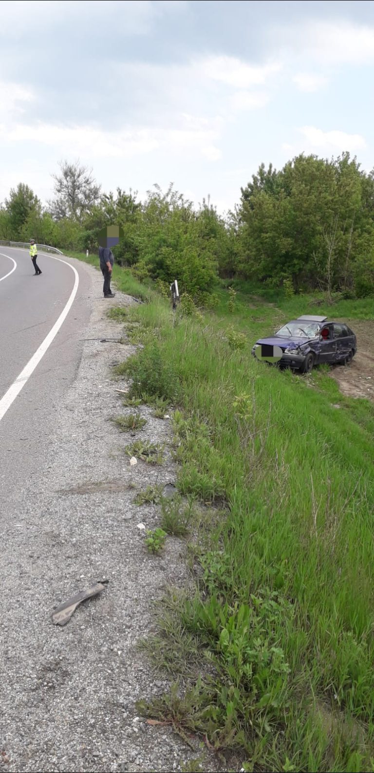 FOTO – Autoturism lovit de remorca unui TIR la Șeica Mare. Două persoane au ajuns la spital